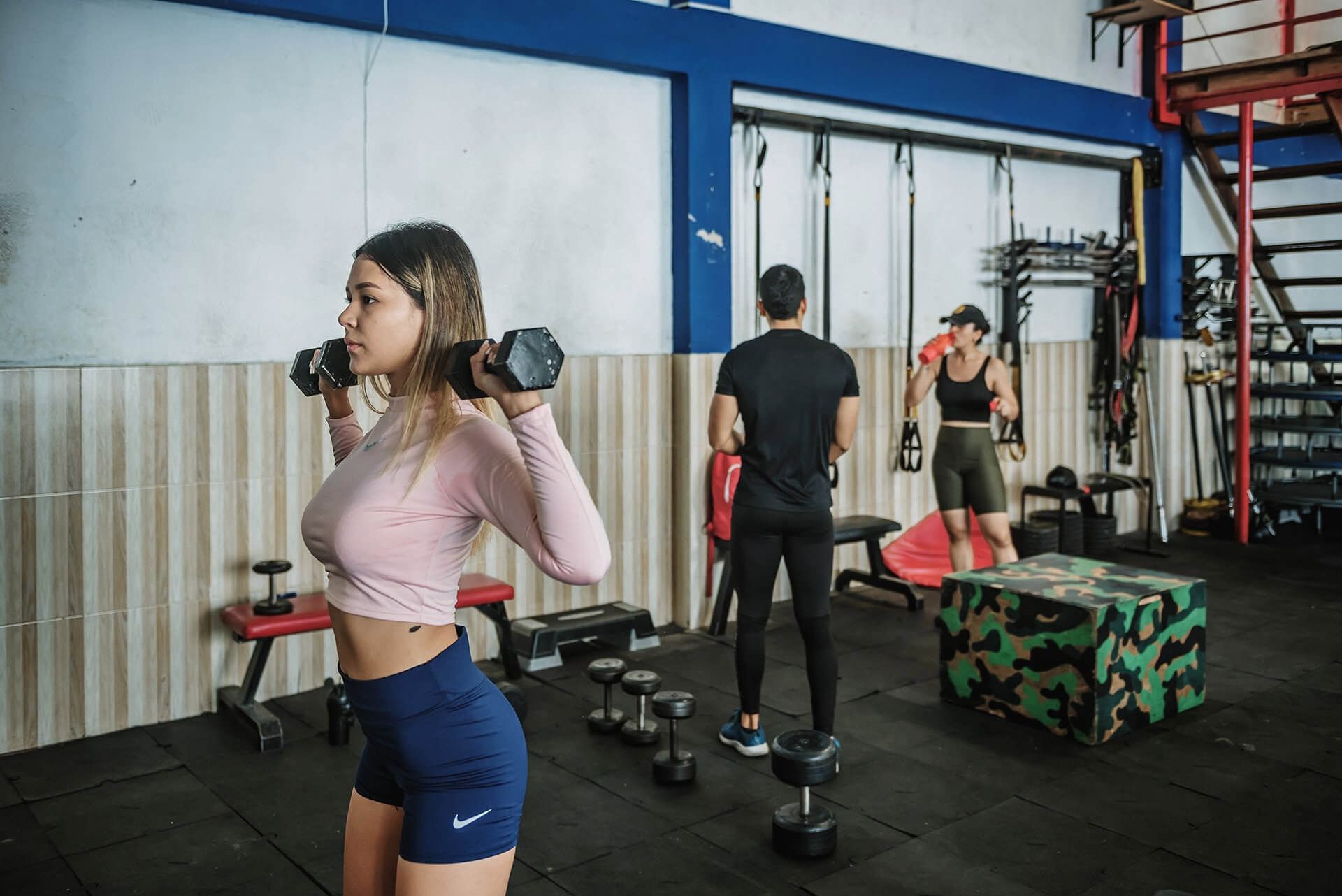 Socia entrenando con mancuernas