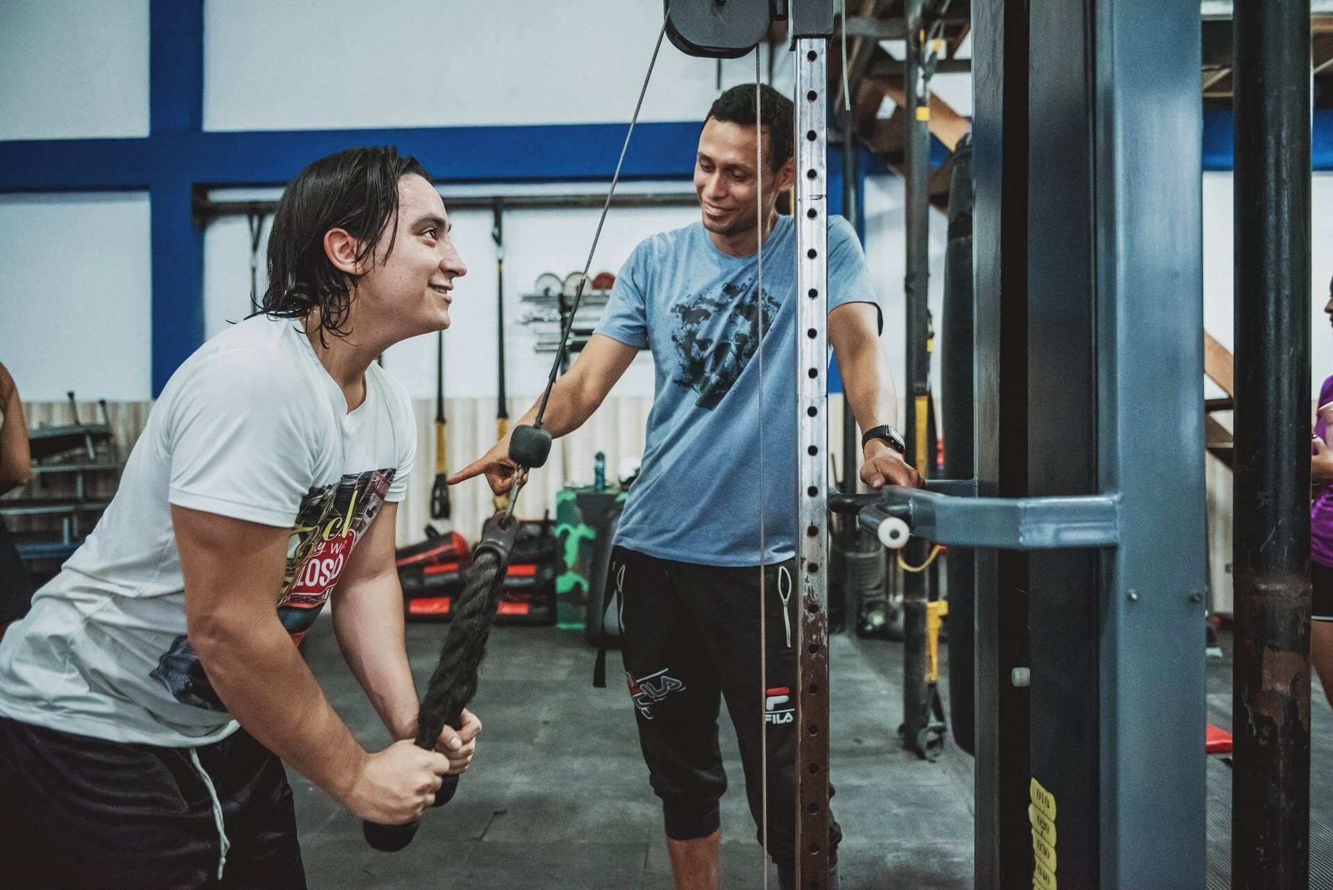 Ejercicio en polea con acompañamiento